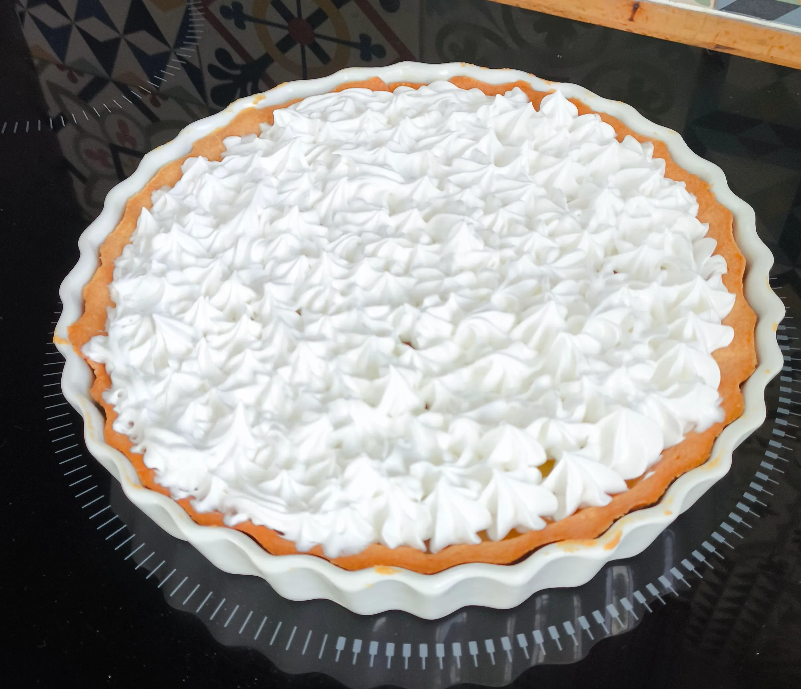 Application de la meringue sur la tarte au citron